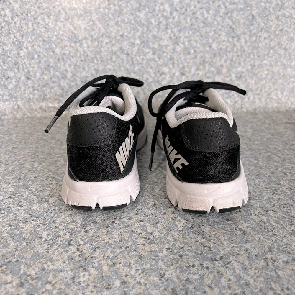 Nike Training Youth Size 5.5 Black White Unisex Sneakers Shoes